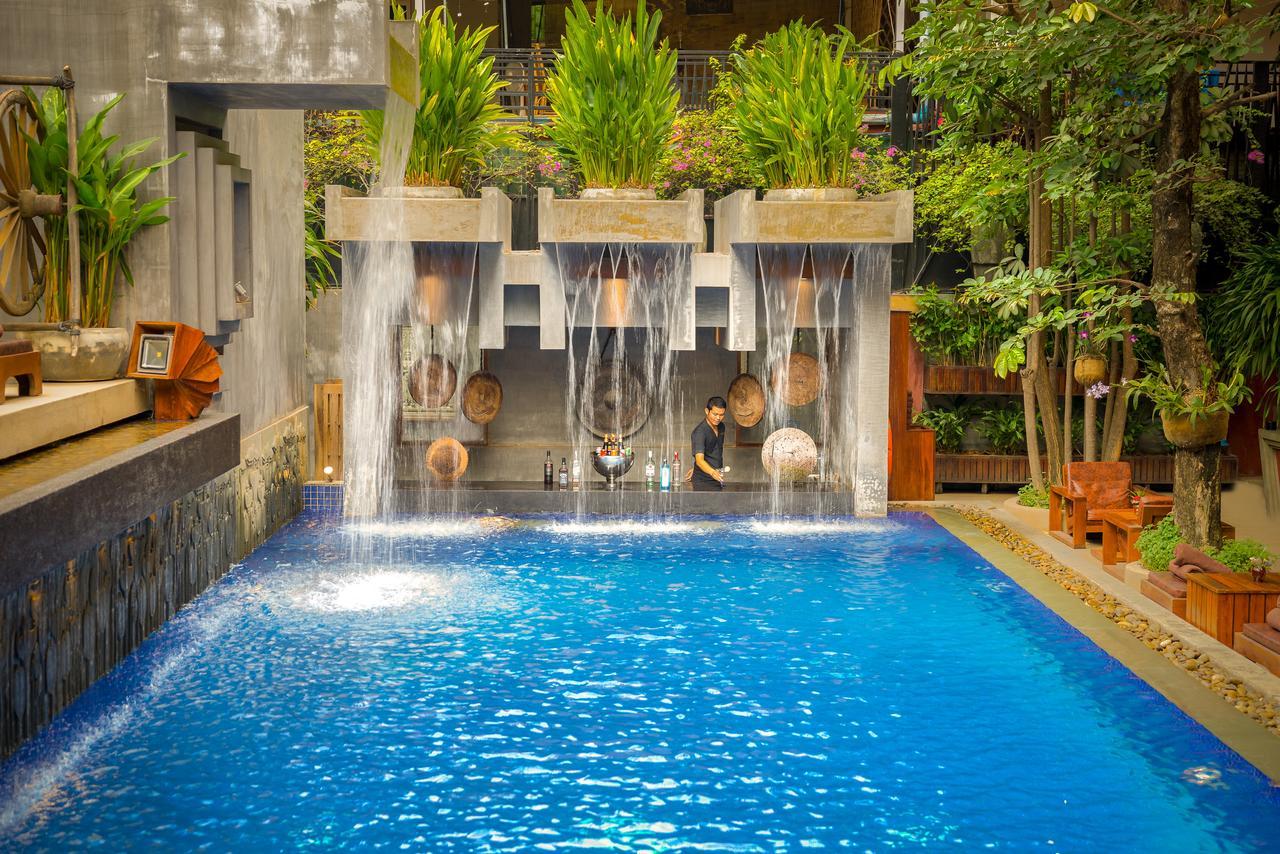 Golden Temple Residence Siem Reap Ngoại thất bức ảnh A swimming pool with a waterfall