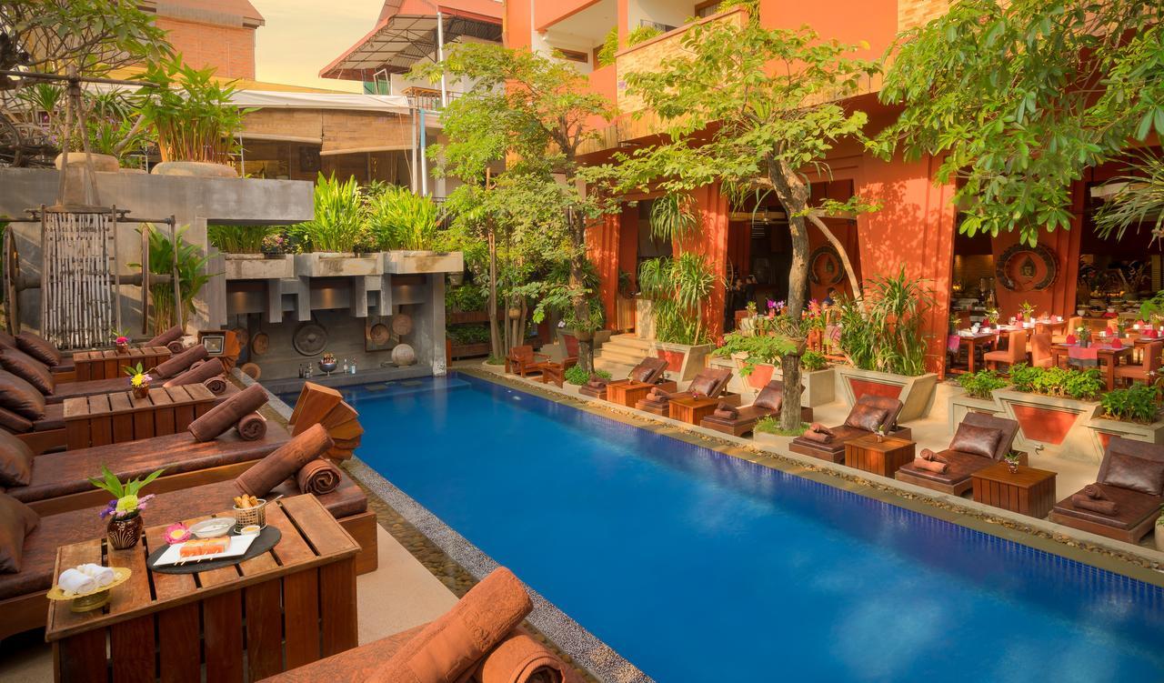 Golden Temple Residence Siem Reap Ngoại thất bức ảnh The swimming pool at the hotel