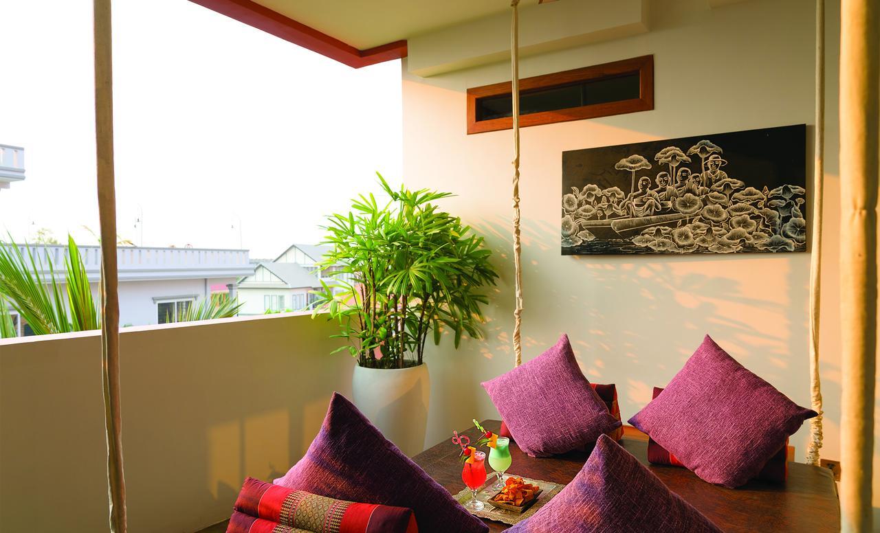 Golden Temple Residence Siem Reap Ngoại thất bức ảnh A balcony in a hotel
