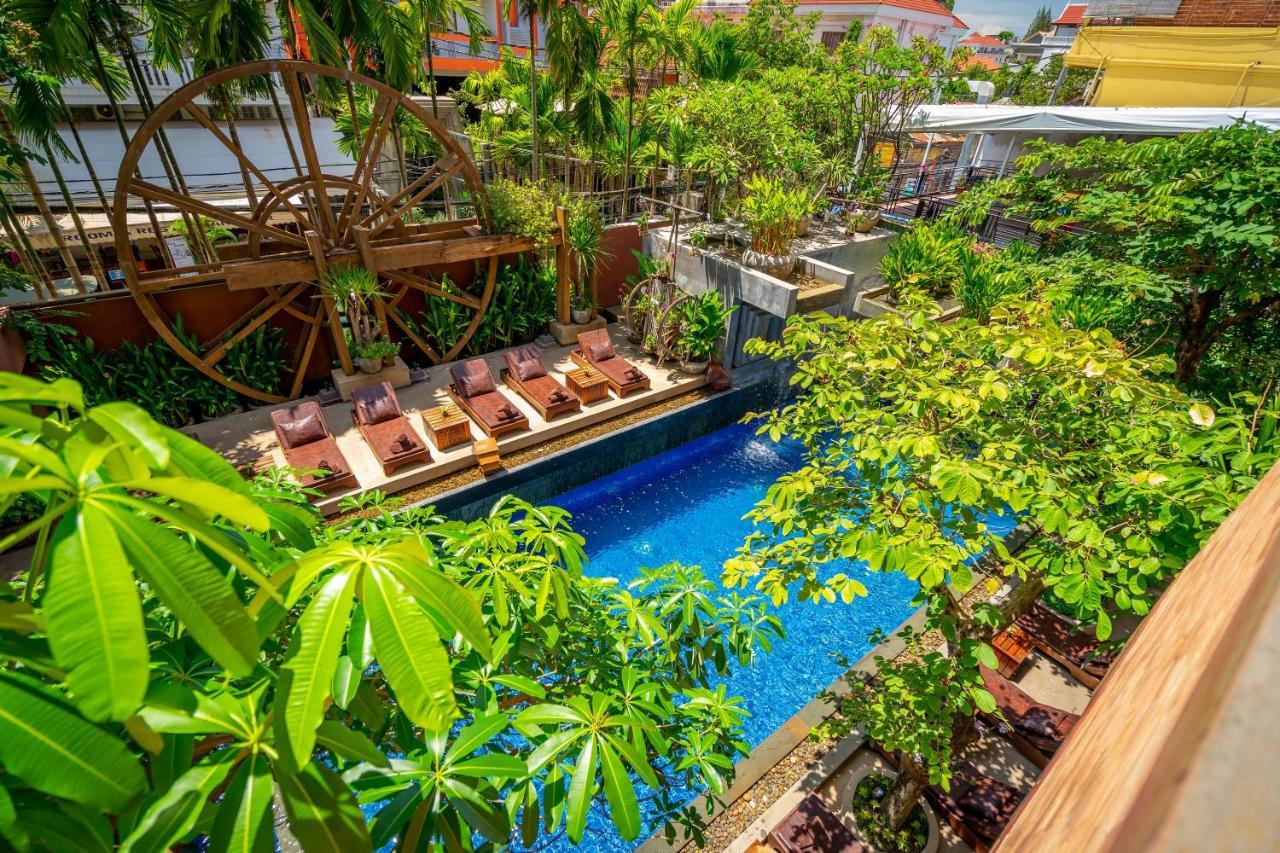Golden Temple Residence Siem Reap Ngoại thất bức ảnh The swimming pool at the hotel